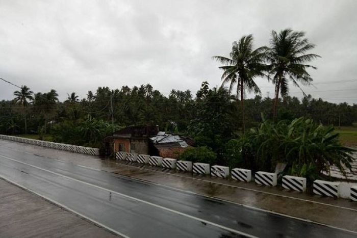 typhoonhitsintocentralpartofphilippines